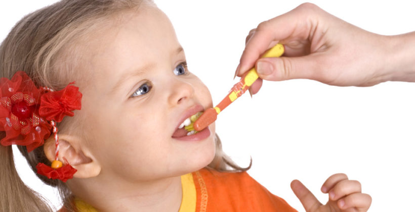 Коли потрібно починати доглядати за зубами дитини?